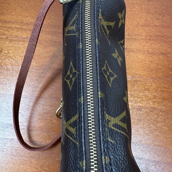 Auth Louis Vuitton Monogram Papillon
Pouch - Picture 4 of 16